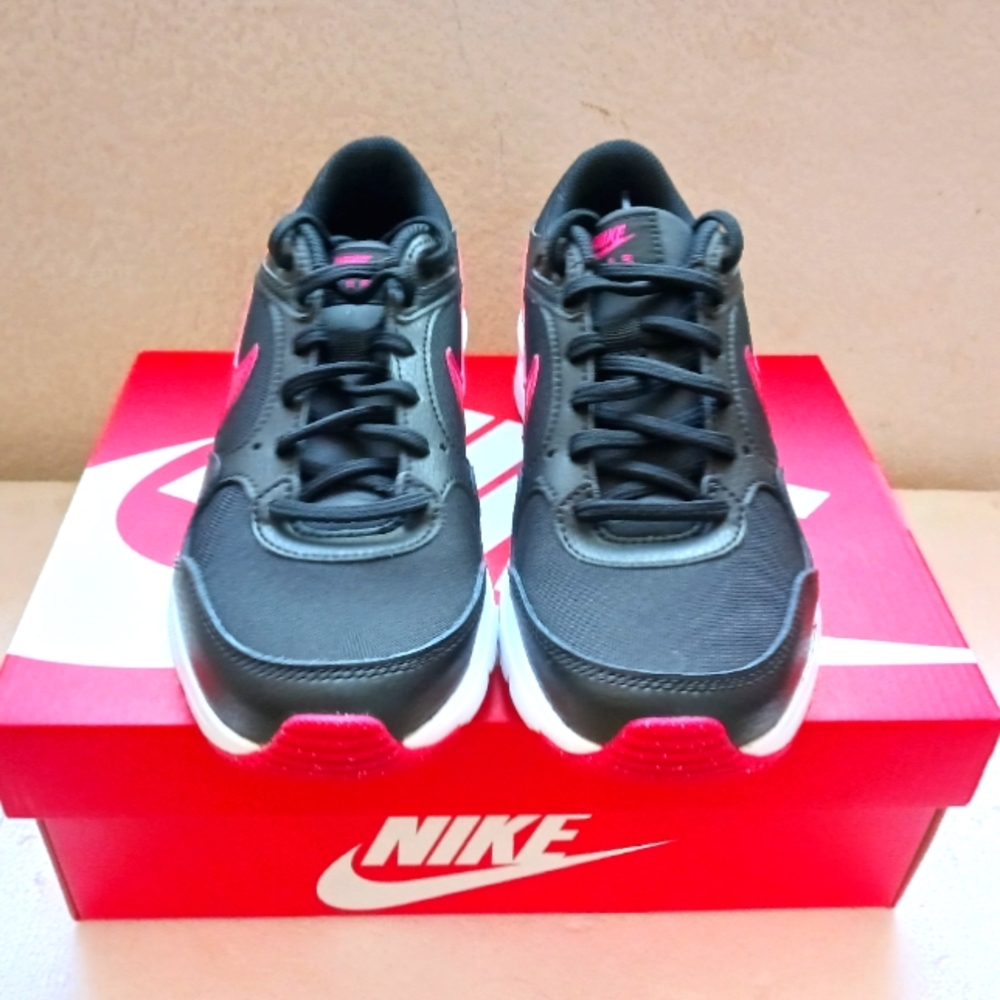 Nike - Picture 4 of 4